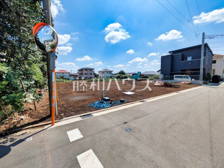 接道状況および現場風景 【所沢市上新井2丁目】ぜひ実物をご覧いただきたく思います。喜んでご案内いたしますのでお気軽にお問合せ下さい。/撮影日2026/08/24