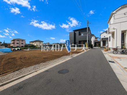 思い描いたカラーと新しい街並みで始めるマイホームづくり。
接道状況および現場風景 【所沢市上新井2丁目】/撮影日2026/08/27