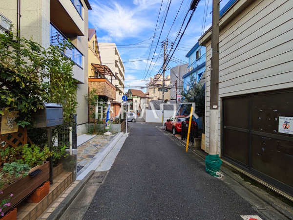 接道状況および現場風景 【杉並区下高井戸1丁目】 接道状況および現場風景 【杉並区下高井戸1丁目】