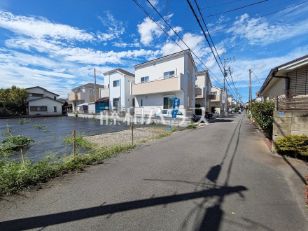 接道状況および現場風景 【小金井市東町1丁目】 周辺環境はもちろん日当たりや設備仕様など実際に行ってみないと分からないことも多くございます。営業担当がご案内いたしますのでお気軽にお問い合わせください/撮影日2026/09/14
