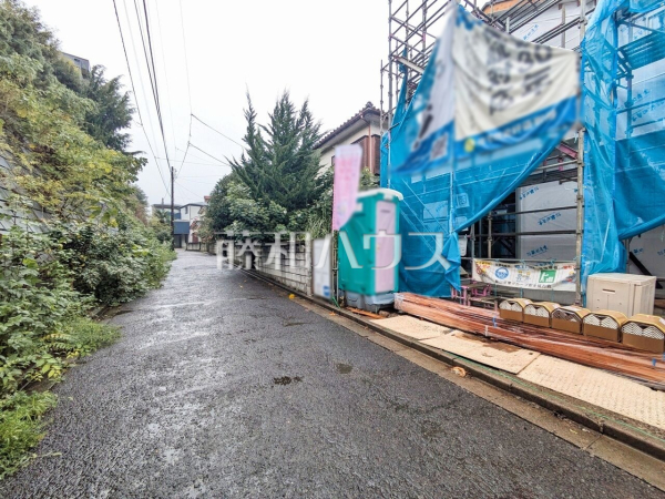 接道状況および現場風景 【志木市本町2丁目】 順調に工事が進んでいます。実際の街並みの様子が段々見えて参りました。ぜひ実際に現地をご見学下さいませ。 接道状況および現場風景 【志木市本町2丁目】 順調に工事が進んでいます。実際の街並みの様子が段々見えて参りました。ぜひ実際に現地をご見学下さいませ。