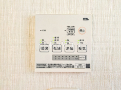24時間換気システム 24時間換気システムにより、花粉・PM2.5などの微小粒子物質の侵入を防ぎ、快適な室内を保ちます。 24時間換気システム 24時間換気システムにより、花粉・PM2.5などの微小粒子物質の侵入を防ぎ、快適な室内を保ちます。