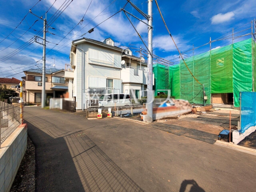 接道状況および現場風景 【東久留米市前沢1丁目】 見学はしたいけど、なかなか時間が取れない・・・そんな方に出勤前や仕事終わりにマイホームを見学できるサポートをいたします。