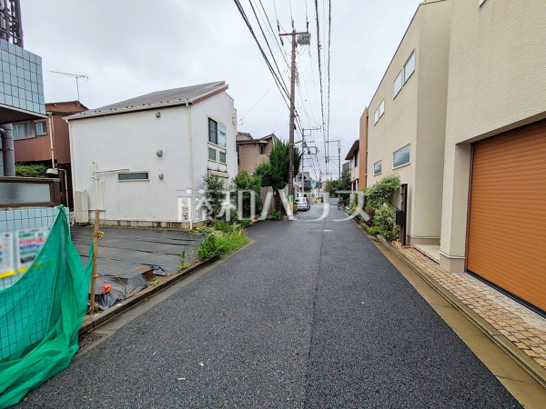 接道状況および現場風景 【世田谷区梅丘3丁目】 接道状況および現場風景 【世田谷区梅丘3丁目】