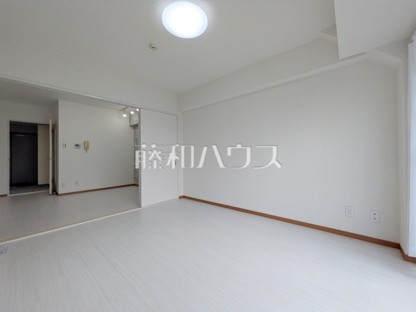 ≪居室≫木目が美しいウッディなフローリングの居室は、穏やかで心安らぐ空間となるでしょう。 【ライオンズマンション多摩永山第3】 ≪居室≫木目が美しいウッディなフローリングの居室は、穏やかで心安らぐ空間となるでしょう。 【ライオンズマンション多摩永山第3】