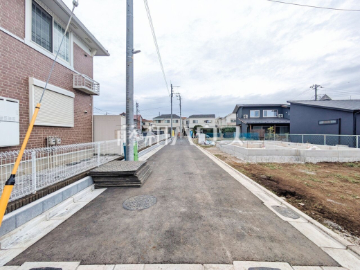 接道状況および現場風景 【東久留米市本町4丁目】 建物のプレゼンをさせていただきますので、実際の完成イメージを思い描いていただくことができます。お気軽にお問合せ下さい。