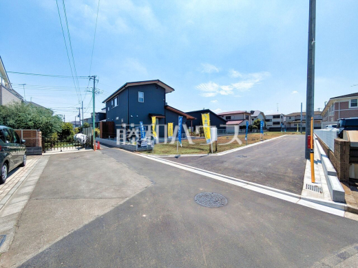 接道状況および現場風景 【東久留米市本町4丁目】周辺には幼稚園・保育園やクリニックが多数あり、子育て中のご家族にとって嬉しい環境です♪