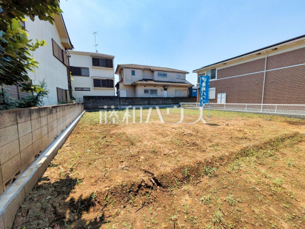 4号地 現地写真 季節を問わず賑わいをみせる街を背景に広がる住宅エリア。天高い青空を見上げて建つ姿は、静かな住宅街に溶け込みながらやさしい香りを放つことでしょう。【東久留米市本町4丁目】/撮影日2026/07/21