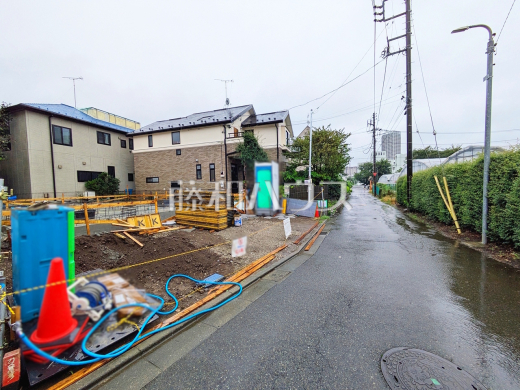 ≪接道状況≫ 一戸建ての多いエリアのため、静かで落ち着いた雰囲気の街並みです。 【調布市柴崎1丁目】