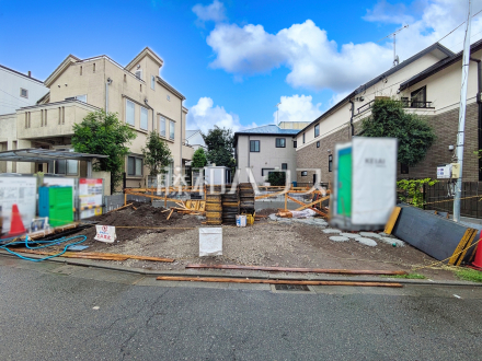≪外観≫ 約40坪のゆとりある敷地。マイカーを2台所有されているご家庭に嬉しいカースペース2台駐車可(車種による) 【調布市柴崎1丁目】/撮影日2026/09/06