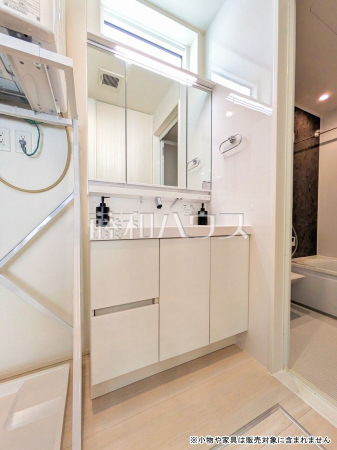 三面鏡付きの洗面台。鏡の裏にも収納があり、歯ブラシや化粧品等もすっきり収納できます。 【東久留米市南沢4丁目】 三面鏡付きの洗面台。鏡の裏にも収納があり、歯ブラシや化粧品等もすっきり収納できます。 【東久留米市南沢4丁目】