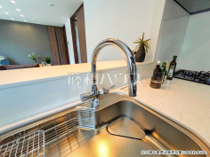 タッチレス水栓 水栓レバーを触らずに、手で軽くタッチするだけで簡単に吐水・止水の操作ができるタッチレス水栓 タッチレス水栓 水栓レバーを触らずに、手で軽くタッチするだけで簡単に吐水・止水の操作ができるタッチレス水栓