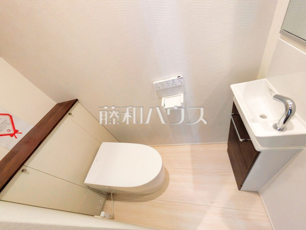 きれいでさわやか、ウォシュレット付きトイレ 。 各階にトイレがあると、朝の忙しい時間帯などに便利です。 また、夜中も1階まで下りずにすみます。【東久留米市南沢4丁目】 きれいでさわやか、ウォシュレット付きトイレ 。 各階にトイレがあると、朝の忙しい時間帯などに便利です。 また、夜中も1階まで下りずにすみます。【東久留米市南沢4丁目】