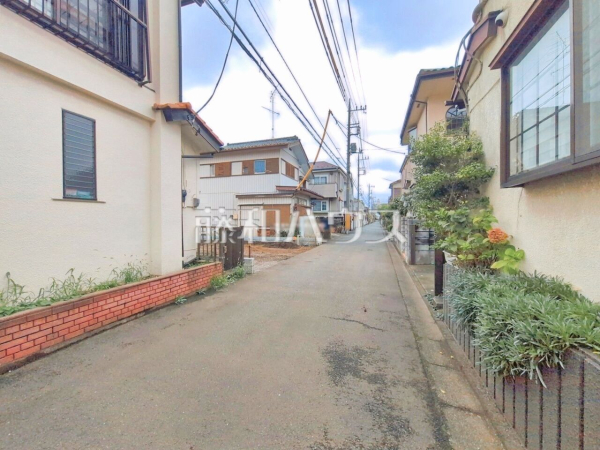 接道状況および現場風景 【東久留米市弥生1丁目】 物件の事、諸費用の事など、小さな疑問もお気軽にご連絡・ご相談下さい。 接道状況および現場風景 【東久留米市弥生1丁目】 物件の事、諸費用の事など、小さな疑問もお気軽にご連絡・ご相談下さい。