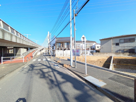 接道状況および現場風景 充実した新たな生活を、「あったらいいな」がある、この地から始めてみませんか?鮮やかな青空と暮らすこの土地で・・・。【日野市百草】