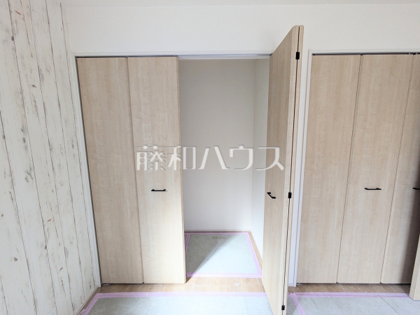 施工中収納 【日野市大字日野】各居室にはクローゼットを完備し、家具を置くスペースが確保しやすい設計がされております。 施工中収納 【日野市大字日野】各居室にはクローゼットを完備し、家具を置くスペースが確保しやすい設計がされております。
