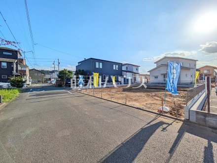 接道状況および現場風景 【日野市西平山1丁目】充実した新たな生活を、「あったらいいな」がある、この地から始めてみませんか?鮮やかな青空と暮らすこの土地で・・・。/撮影日2026/10/15