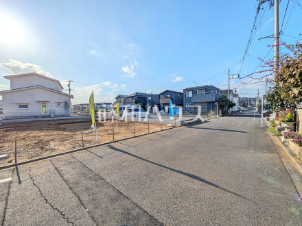 接道状況および現場風景 【日野市西平山1丁目】周囲に高い建物のないエリアのため、空が大きく感じます。/撮影日2026/10/15