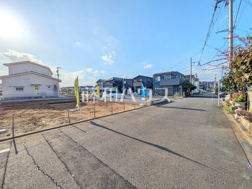 接道状況および現場風景 【日野市西平山1丁目】周囲に高い建物のないエリアのため、空が大きく感じます。