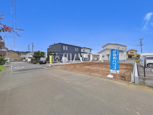 接道状況および現場風景 【日野市西平山1丁目】 家族みんなの眩い笑顔、豊かな開口がもたらすこの場所は過ごす時を楽しむ時を紡ぐ場所、たくさんの笑顔があふれ心地よい時間が流れていくことでしょう。