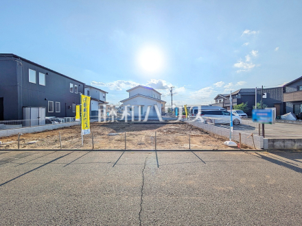 B号地 現地写真【日野市西平山1丁目】視界いっぱいに広がる青空から、陽光が降り注ぎます。家々をそっと飾るように添えられた植栽が光を浴び、子供たちの成長とともにご家族の幸せを願い育っていくことでしょう。/撮影日2026/10/15