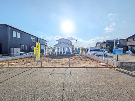 B号地 現地写真【日野市西平山1丁目】視界いっぱいに広がる青空から、陽光が降り注ぎます。家々をそっと飾るように添えられた植栽が光を浴び、子供たちの成長とともにご家族の幸せを願い育っていくことでしょう。