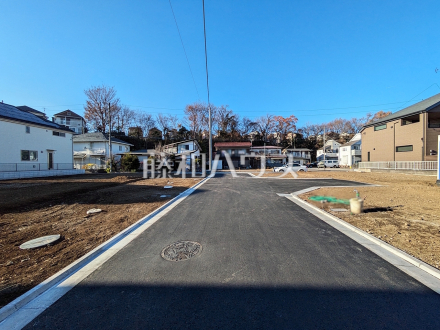 接道状況および現場風景 【日野市東豊田1丁目】
我が家に合った暮らしを追及できるフリープランの建築条件付き土地で、夢のマイホームを建築してみませんか?/撮影日2025/12/18