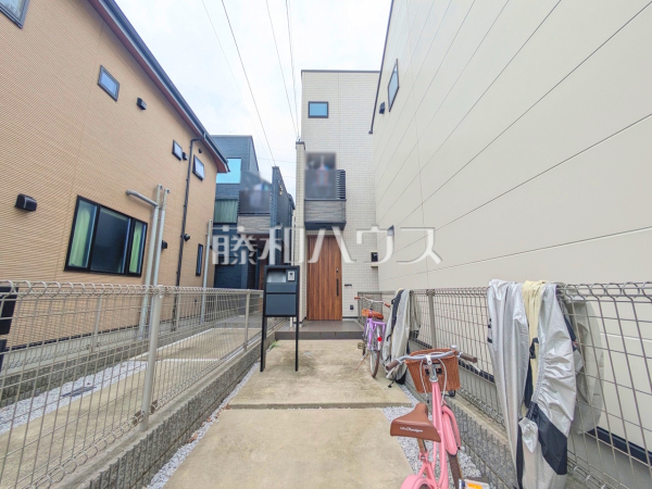 ≪外観≫ モノトーンを中心とした配色の現代的なデザイン。直線的ですっきりとしたスクエアなデザインが、お客様のお住まいを都会的に印象づけます。 【府中市小柳町2丁目】 ≪外観≫ モノトーンを中心とした配色の現代的なデザイン。直線的ですっきりとしたスクエアなデザインが、お客様のお住まいを都会的に印象づけます。 【府中市小柳町2丁目】