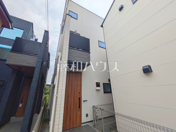 ≪外観≫ 玄関前は家の「顔」です。綺麗な植栽が家と街並みに暖かい色を添えます。 【府中市小柳町2丁目】 ≪外観≫ 玄関前は家の「顔」です。綺麗な植栽が家と街並みに暖かい色を添えます。 【府中市小柳町2丁目】