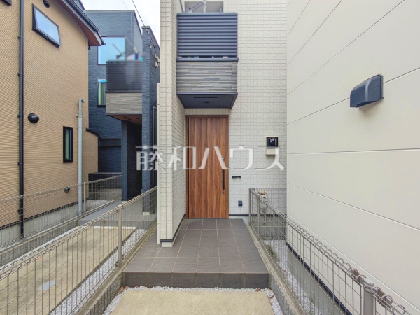 ≪玄関≫ 玄関前は家の「顔」です。綺麗な植栽が家と街並みに暖かい色を添えます。 【府中市小柳町2丁目】 ≪玄関≫ 玄関前は家の「顔」です。綺麗な植栽が家と街並みに暖かい色を添えます。 【府中市小柳町2丁目】