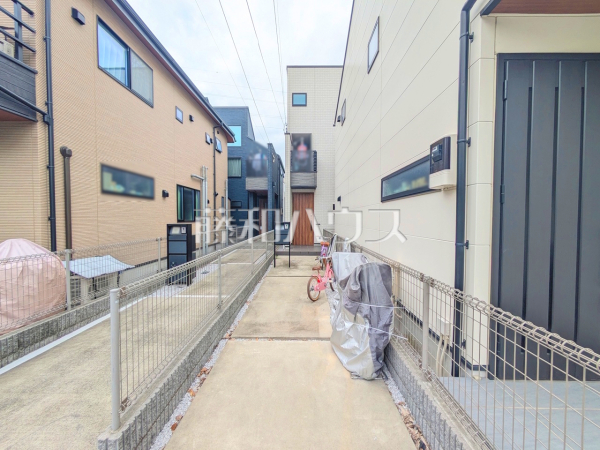 ≪外観≫ 道路から奥まった住まいは、車や人通りも気にならずプライバシーの確保された住空間を保つことができます。 【府中市小柳町2丁目】 ≪外観≫ 道路から奥まった住まいは、車や人通りも気にならずプライバシーの確保された住空間を保つことができます。 【府中市小柳町2丁目】