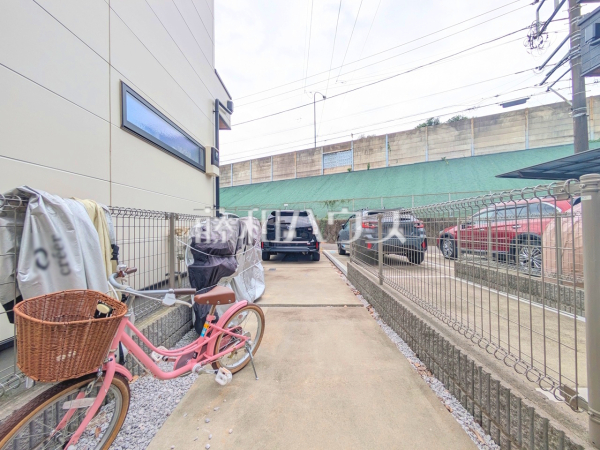 ≪外観≫ 旗竿地は、小さなお子様が急に道路に飛び出てしまうことを防ぎます。安心してお庭で遊ぶことができますね。 【府中市小柳町2丁目】 ≪外観≫ 旗竿地は、小さなお子様が急に道路に飛び出てしまうことを防ぎます。安心してお庭で遊ぶことができますね。 【府中市小柳町2丁目】