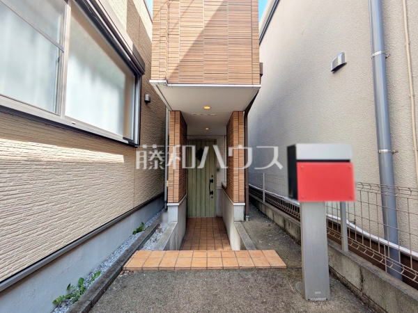 ≪玄関≫ 外壁と玄関のアクセントカラーが、訪れるお客様を爽やかに迎えてくれます。 【調布市仙川町1丁目】 ≪玄関≫ 外壁と玄関のアクセントカラーが、訪れるお客様を爽やかに迎えてくれます。 【調布市仙川町1丁目】