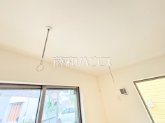 室内物干し室内用の物干しが備え付けてあるので、雨の日など活用できます。
室内物干し室内用の物干しが備え付けてあるので、雨の日など活用できます。