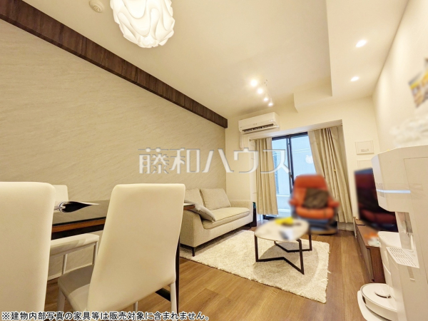 白を基調としたクロスになっているため、お部屋がより広く明るく感じます。窓からの光も取り込みます。 【オープンレジデンシア神楽坂ウエスト・テラス】 白を基調としたクロスになっているため、お部屋がより広く明るく感じます。窓からの光も取り込みます。 【オープンレジデンシア神楽坂ウエスト・テラス】