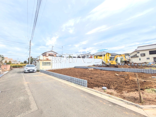 接道状況および現場風景 【東村山市多摩湖町1丁目】
前面道路幅も5mあるので、全体としての見通しがよく、すれ違いや車を出し入れする際も安心です。 接道状況および現場風景 【東村山市多摩湖町1丁目】
前面道路幅も5mあるので、全体としての見通しがよく、すれ違いや車を出し入れする際も安心です。