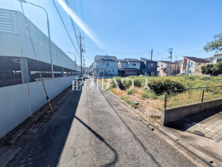 接道状況および現場風景 【東久留米市氷川台1丁目】 建物のプレゼンをさせていただきますので、実際の完成イメージを思い描いていただくことができます。お気軽にお問合せ下さい。 /撮影日2026/10/11