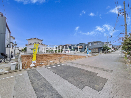 接道状況および現場風景 【日野市西平山1丁目】前面道路幅も6mあるので、全体としての見通しがよく、すれ違いや車を出し入れする際も安心です。/撮影日2026/10/02
