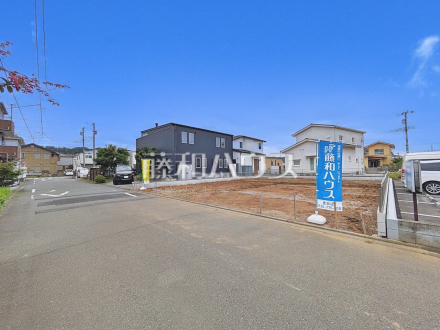接道状況および現場風景 【日野市西平山1丁目】 家族みんなの眩い笑顔、豊かな開口がもたらすこの場所は過ごす時を楽しむ時を紡ぐ場所、たくさんの笑顔があふれ心地よい時間が流れていくことでしょう。/撮影日2026/10/02