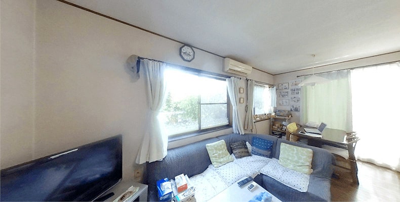 VR家具消し前の生活感のあるリビング